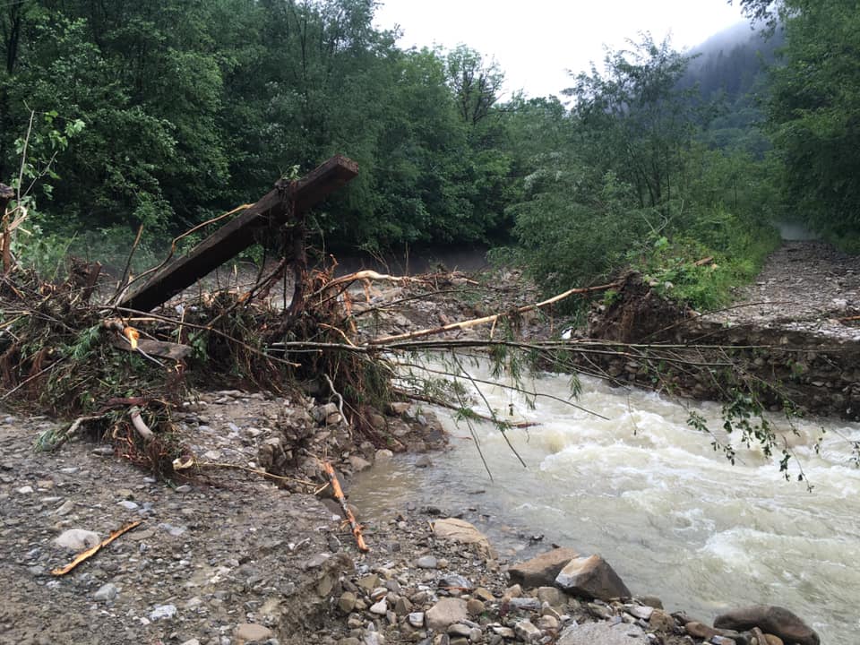 Негода зруйнувала дороги в двох районах на Прикарпатті - сотні мешканців сіл опинились відрізаними від світу