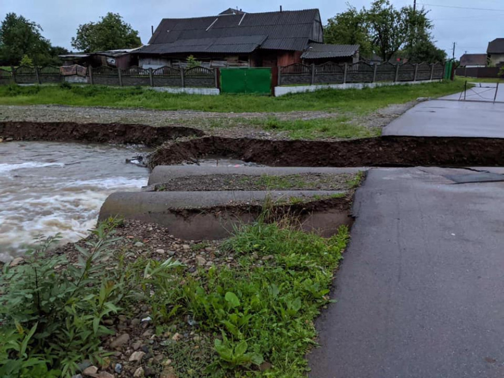 На Франківщині водій в'їхав у провалля, яке утворилося після червневої негоди