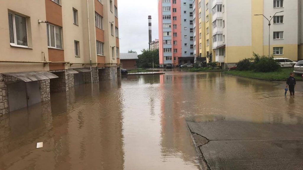 Франківцям, котрим через рясні дощі підтопило гаражі та підособні приміщення, компенсують збитки ВІДЕО