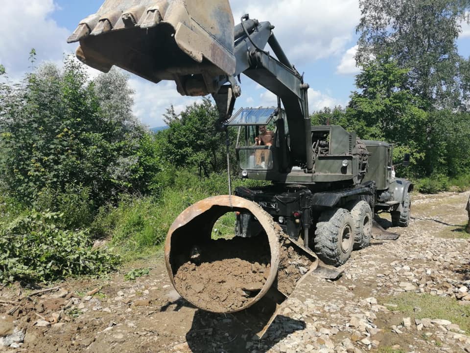 В селі Заріччя ліквідують наслідки негоди: фото