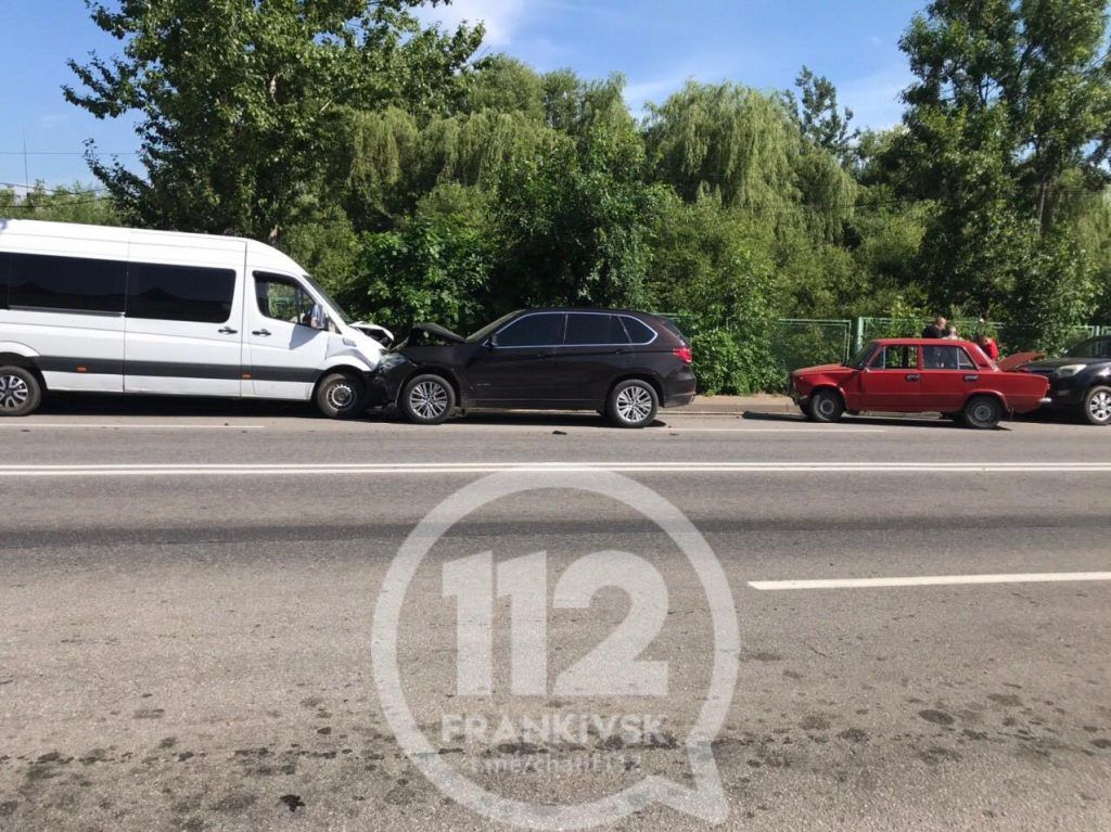 На Прикарпатті трапилася масштабна ДТП за участю чотирьох автівок