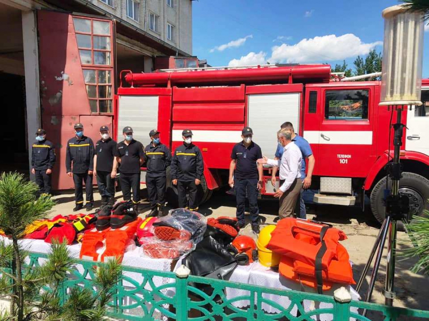 Рятувальники Надвірнянщини отримали технічну допомогу від італійських благодійників ФОТО