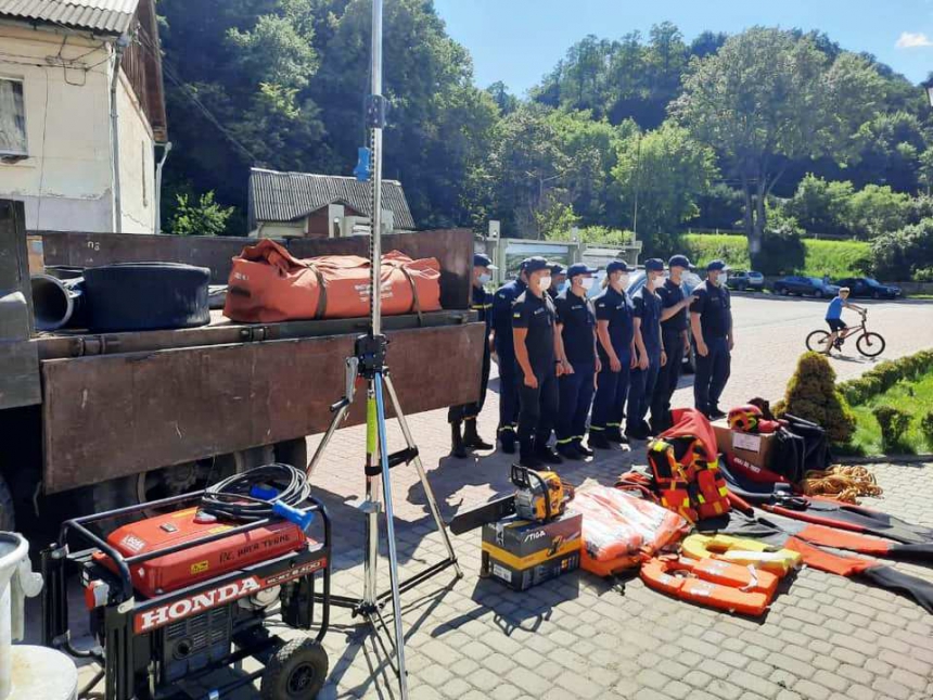 Рятувальники Надвірнянщини отримали технічну допомогу від італійських благодійників ФОТО