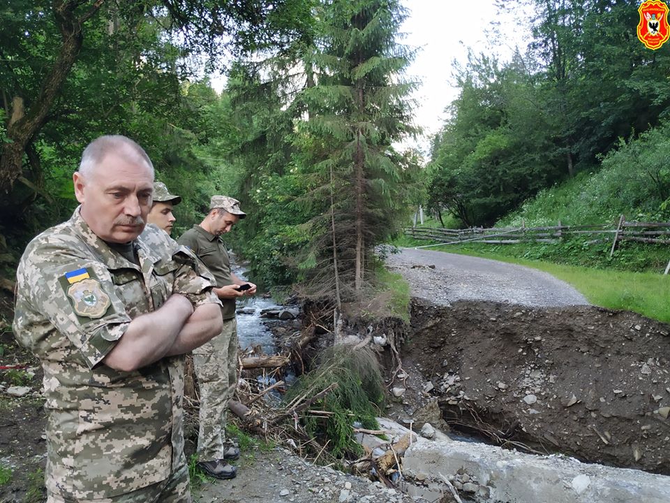 На Верховинщині військові допомагають встановлювати мостові переправи ФОТО