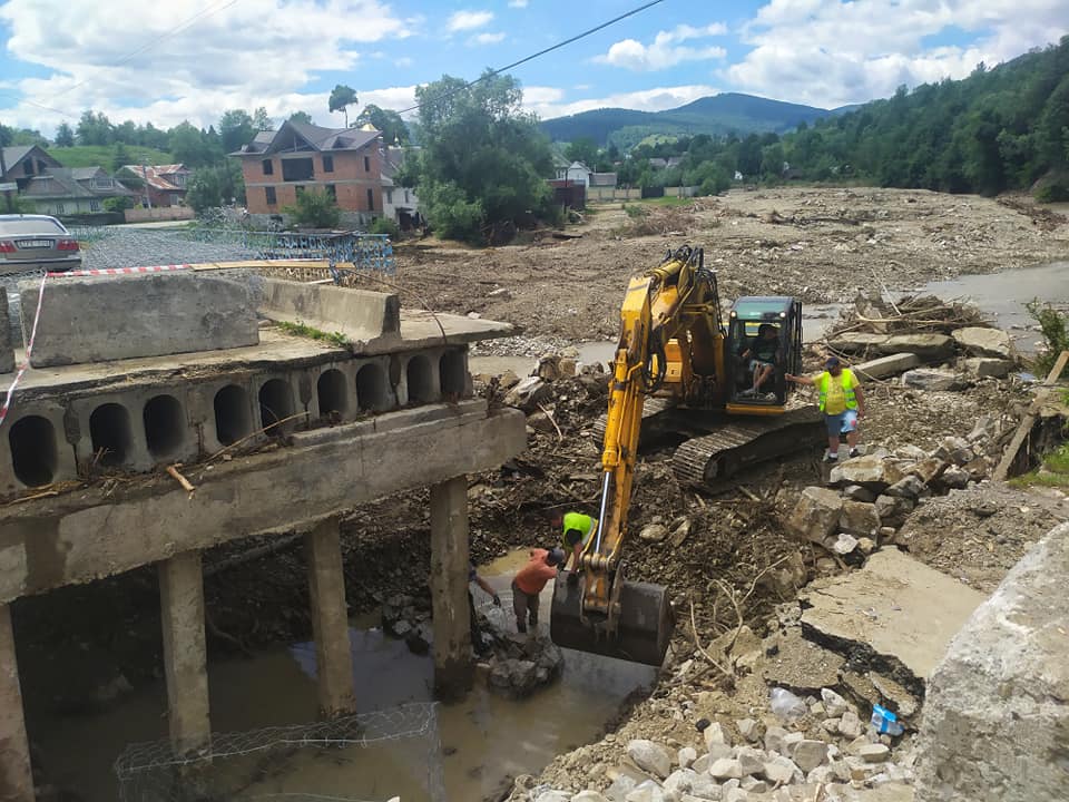 На Надвірнянщині продовжують ліквідовувати наслідки негоди: фоторепортаж