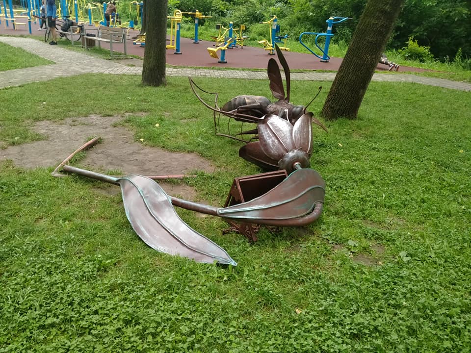 В одному із скверів міста вандали пошкодили ковану фігуру: фото