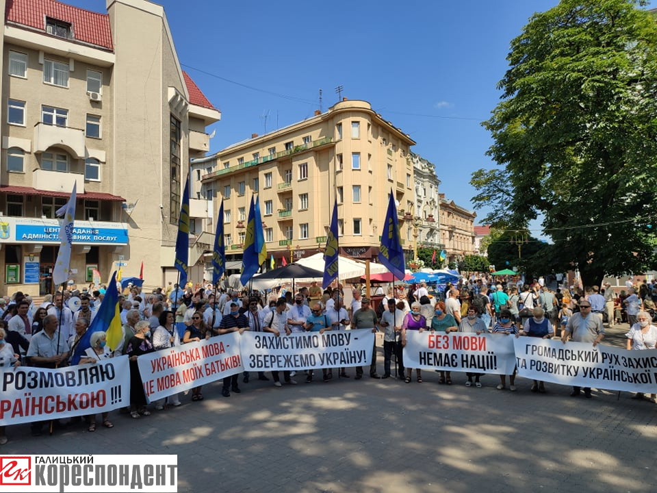 Армія, мова, віра: жителі Франківська вийшли на захист української мови ФОТОРЕПОРТАЖ