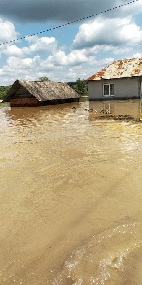 Десяткам мешканців прикарпатського села відмовляють у державній допомозі за затоплені будинки