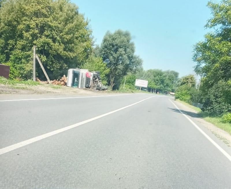 З'явилися деталі вчорашнього ДТП, внаслідок якого перекинувся лісовоз