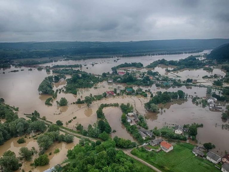 Десяткам мешканців прикарпатського села відмовляють у державній допомозі за затоплені будинки