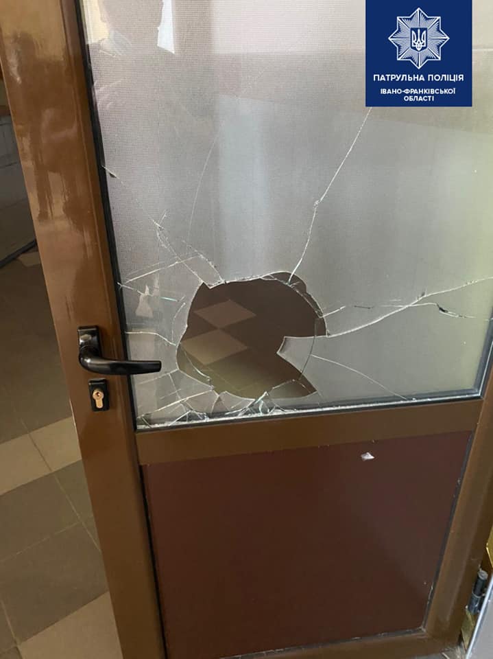 28-річний хуліган розбив двері на вокзалі та втік