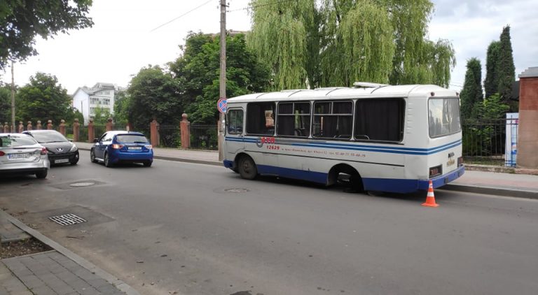 Неподалік міського озера в автобуса на ходу відпало колесо та вдарило легковик ФОТО