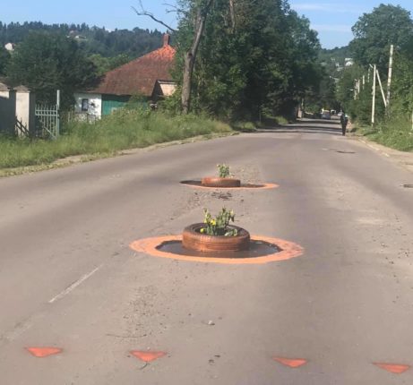 Мешканці Старої Долини ями на дорогах "залатали" квітами ФОТОФАКТ