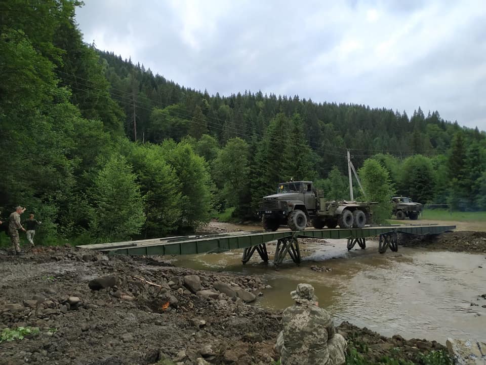 Закарпатські військові встановлюють на Верховинщині переправи ФОТО