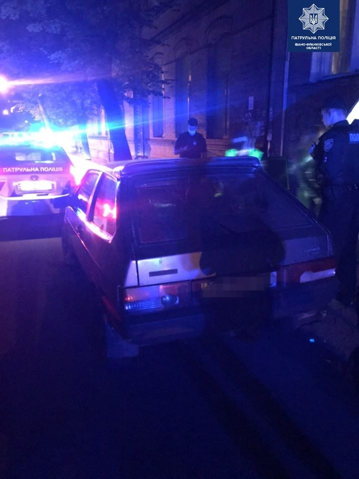 У центрі Франківська патрульні спіймали нетверезого водія, підозрюваного у грабежі