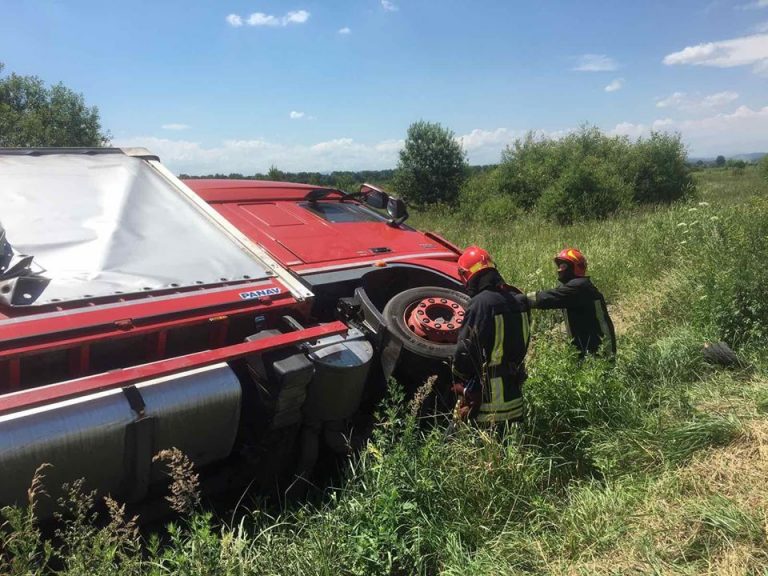 На Прикарпатті вантажівка з'їхала у кювет та перекинулася