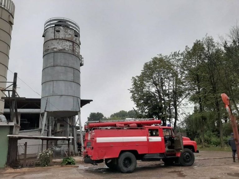 Прикарпатські вогнеборці гасили пожежу у лісопильному цеху ФОТО