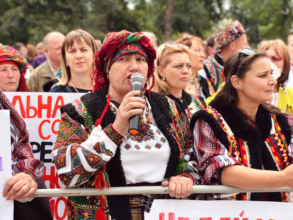 У строях та з трембітами: як верховинці у Києві під Радою протестують ФОТО, ВІДЕО