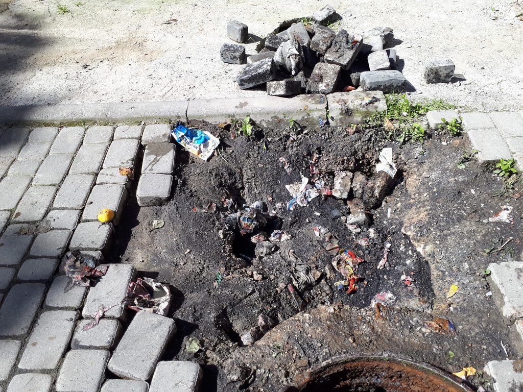 У Франківську дощова каналізація забита різним пластиком, масками та іншим непотрібом: фотофакт