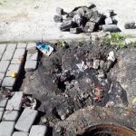 У Франківську дощова каналізація забита різним пластиком, масками та іншим непотрібом: фотофакт