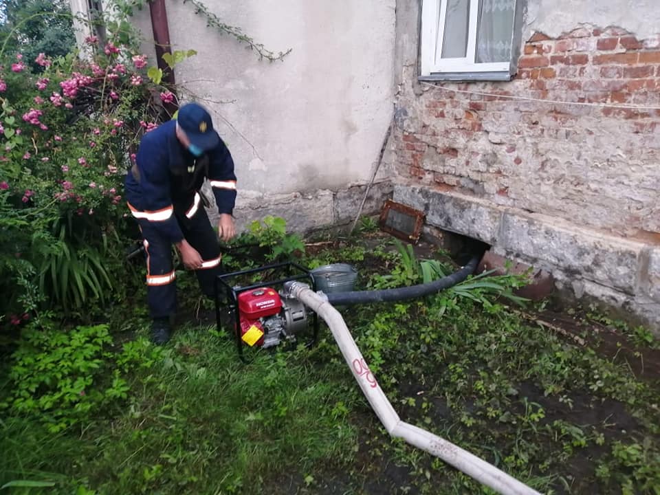 На Прикарпатті знадобилася допомога рятувальників у відкачуванні води з підвалу