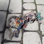 У Франківську дощова каналізація забита різним пластиком, масками та іншим непотрібом: фотофакт