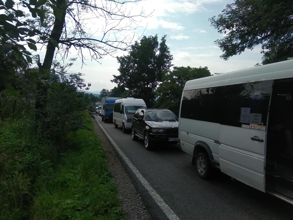 На Франківщині через поліцейські блокпости утворилися затори: фото та відео