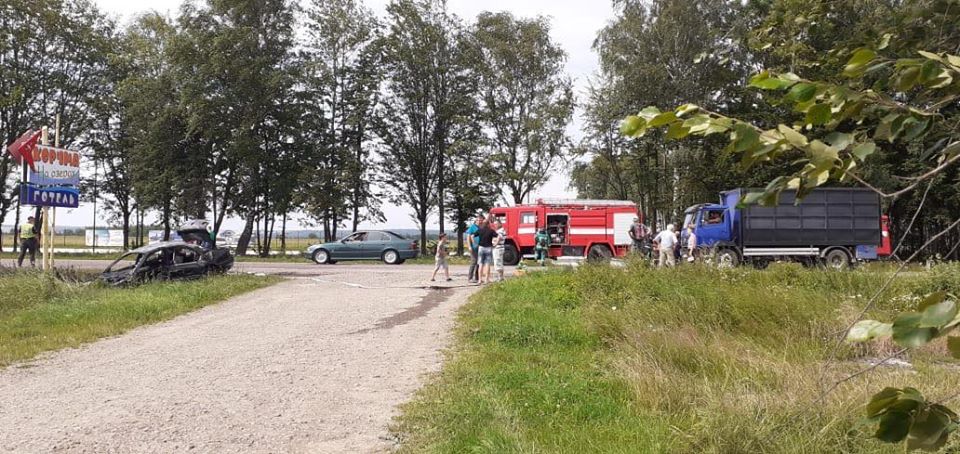 Авто загорілось після зіткнення: з’явилися деталі ДТП на Богородчанщині. ФОТО
