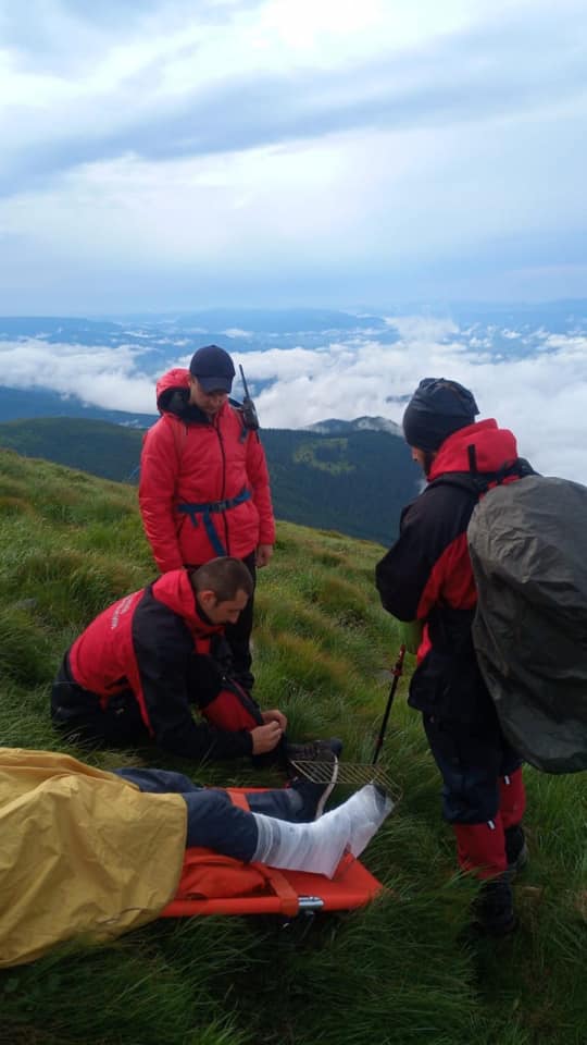 На схилах Говерли травмувався турист: рятувальники на ношах доставили постраждалого до "швидкої" ФОТО
