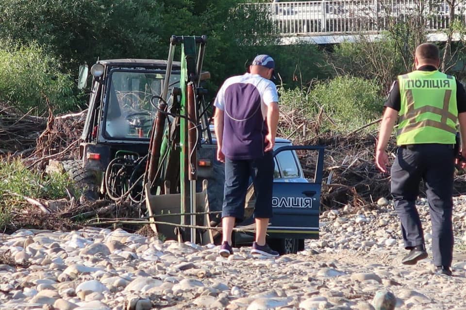 У двох районах Франківщини поліцейські спіймали крадіїв гравію ФОТО