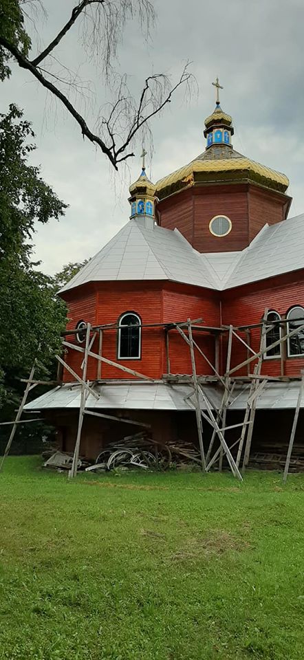 Біда зі смаком: у пркарпатському селі старовинну церкву оббили бискучою бляхою ФОТО