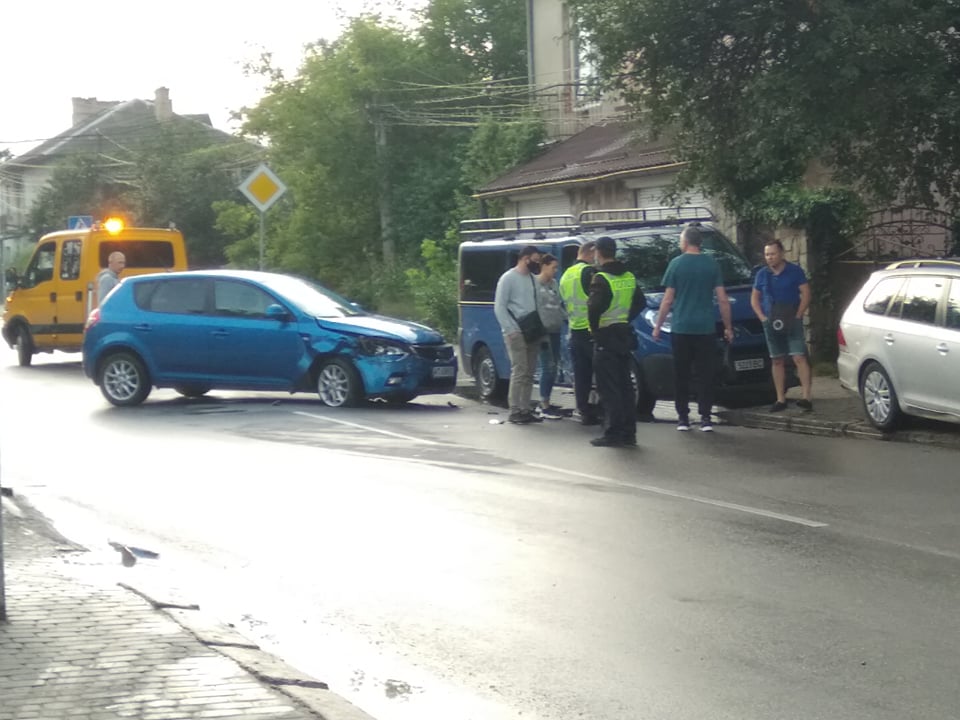 На Хоткевича автівка на швидкості влетіла в припаркований бус ФОТОФАКТ