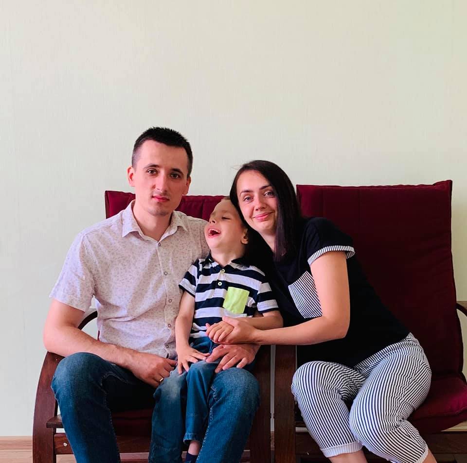Батьки просять допомоги у лікуванні сина