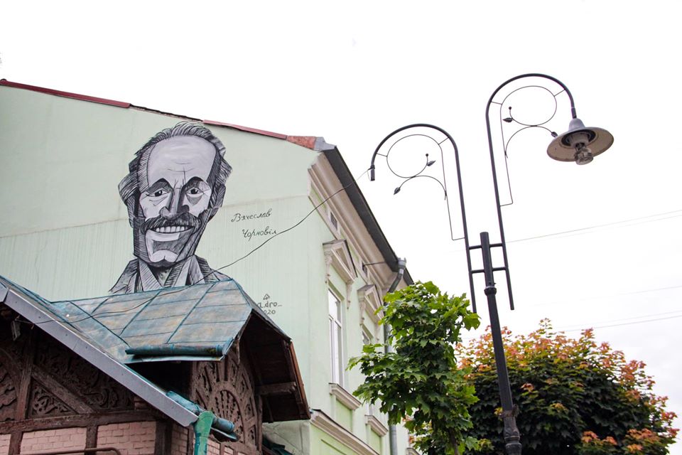 Мурал, присвячений В’ячеславу Чорноволу, прикрасив фасад будівлі у Коломиї ФОТО
