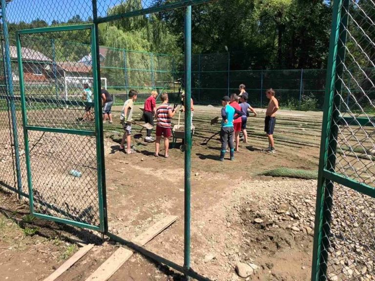 На Долинщині діти самотужки взялися відновлювати майданчик