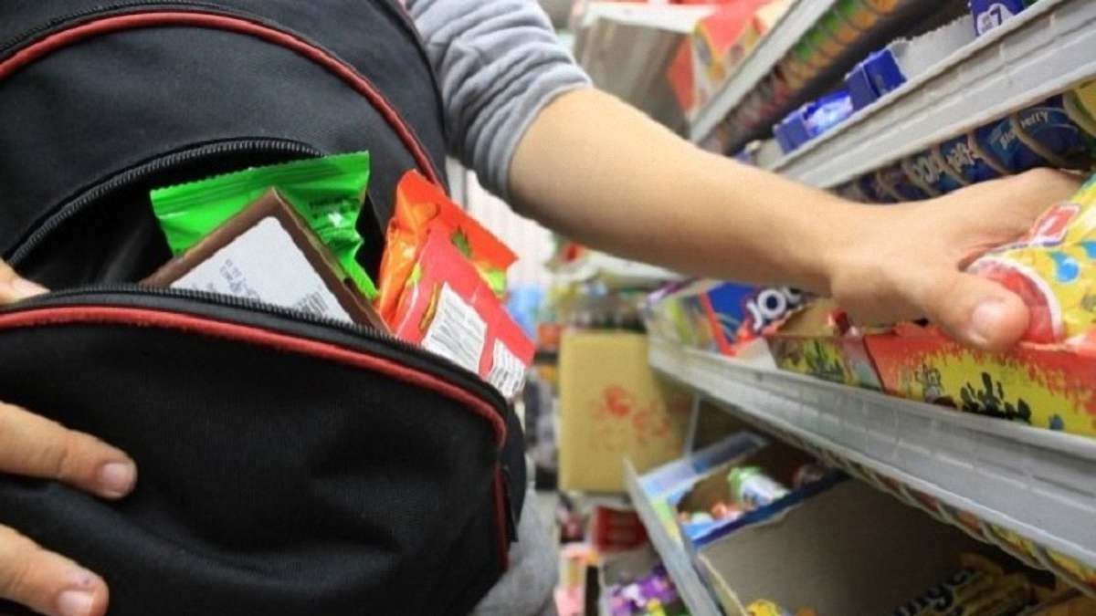 У Франківську затримали жінку, яка намагалася винести з магазину 6 блоків сигарет