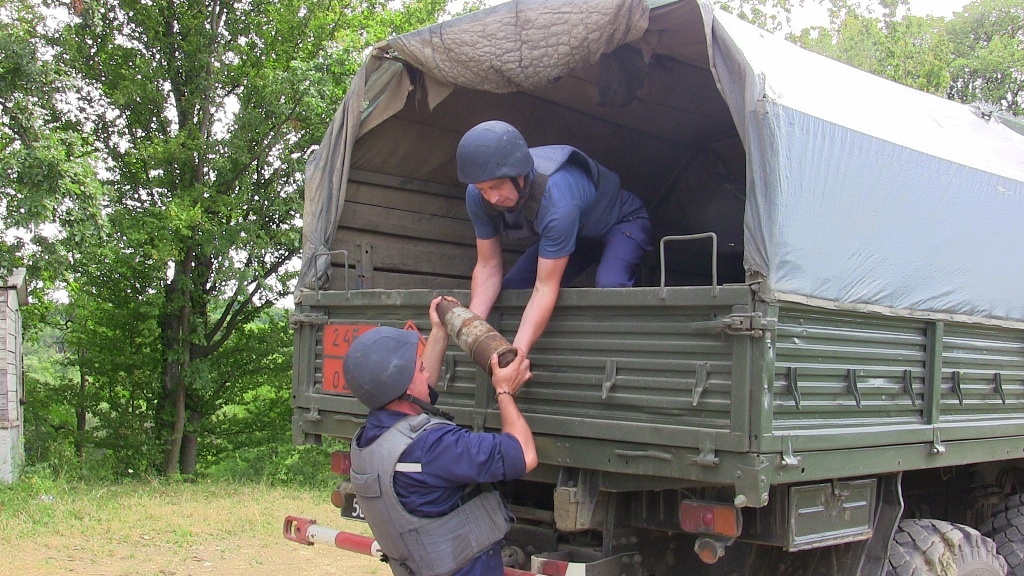 Прикарпатські піротехніки знешкодили більше трьох десятків боєприпасів часів війни