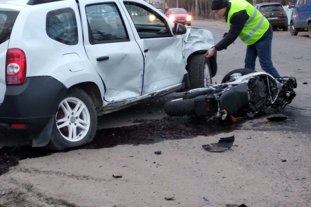 На Прикарпатті батько з неповнолітнім сином на мотоциклі врізались в авто