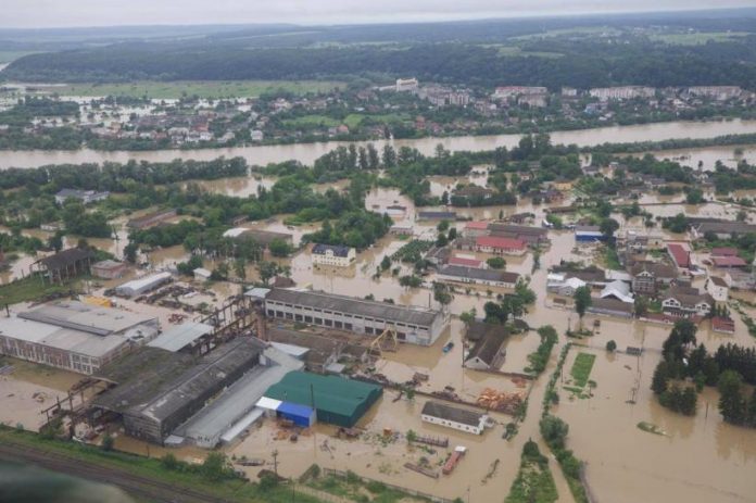 Скільки мостів і доріг зруйнувала стихія на Прикарпатті