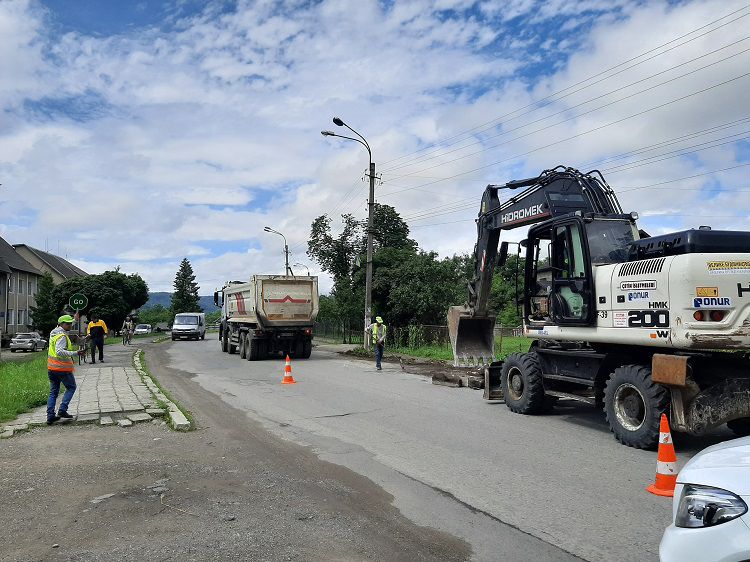 На Прикарпатті розпочали ремонт дороги, яку пошкодила повінь