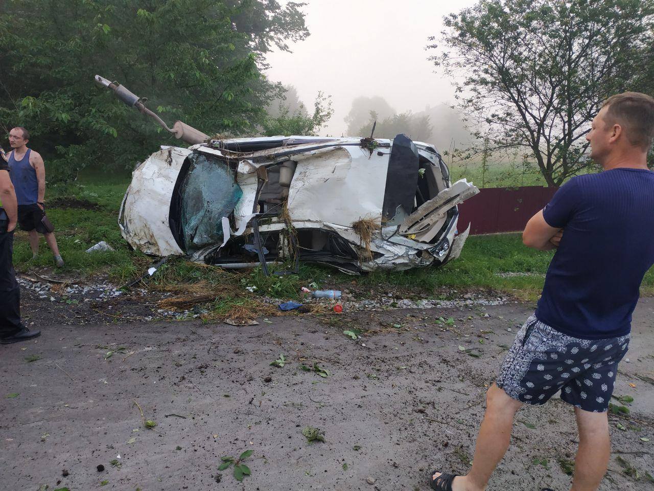 На Прикарпатті перекинувся Лексус, внаслідок ДТП постраждав 15-річний пасажир: фото