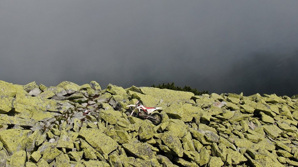 Екстремал на мотоциклі підкорив дві карпатські вершини ФОТО