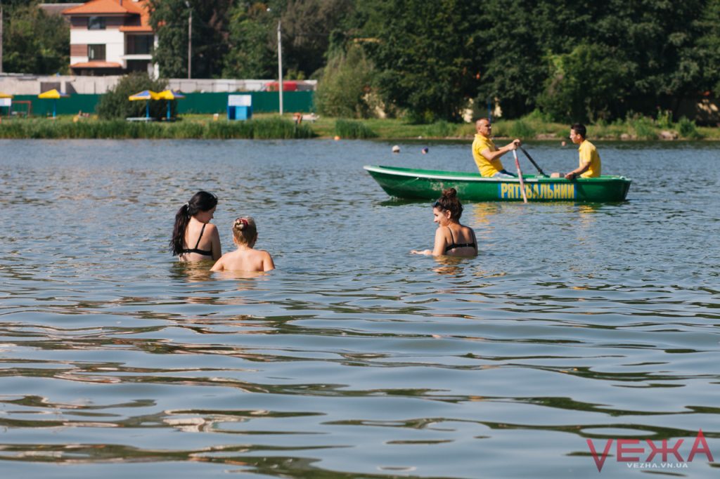 У Франківську відразу декілька десятків школярів намагались скупатись у небезпечному місці на міському озері