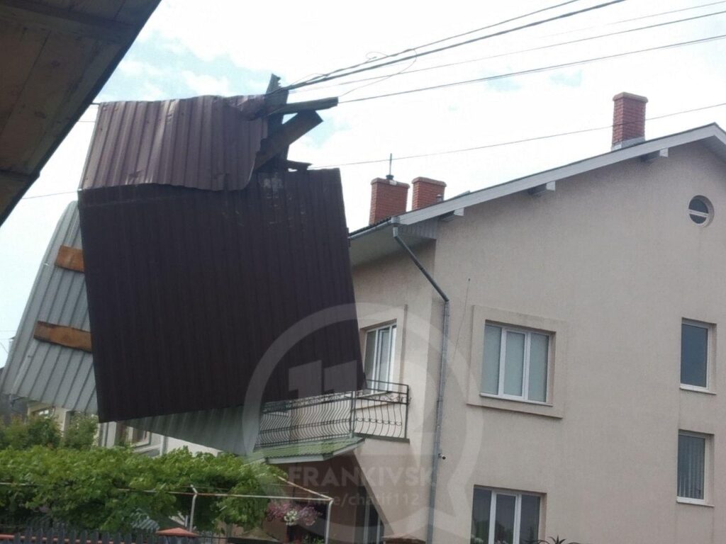 На Франківщині з багатоповерхівки впала частина даху: фото