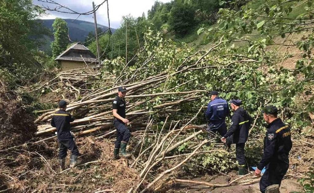 Майже півсотні виїздів упродовж доби та понад дві сотні особового складу - на Прикарпатті триває ліквідація наслідків негоди