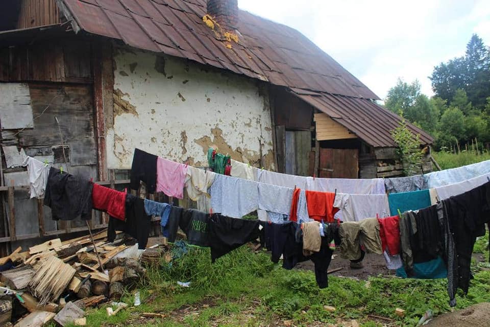 Прикарпатська родина, що опинилася за межею бідності, потребує нашої допомоги