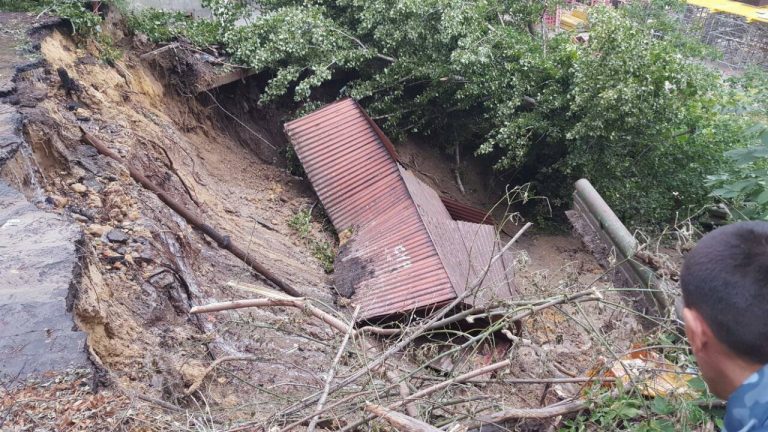 Через рясні дощі та зсув ґрунту обійстя прикарпатця руйнується на очах