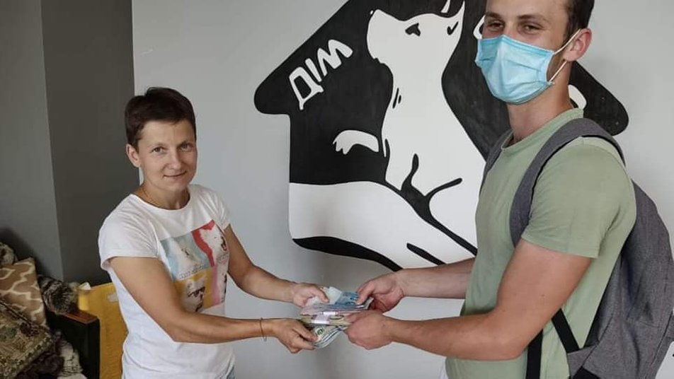 Прикарпатець передав притулку "Дім Сірка" понад 2,5 тисячі доларів