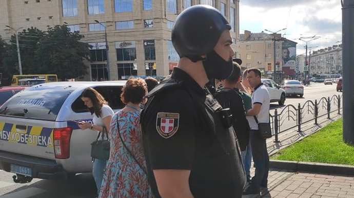 У Луцьку озброєний чоловік з вибухівкою захопив автобус із 20 пасажирами ФОТО