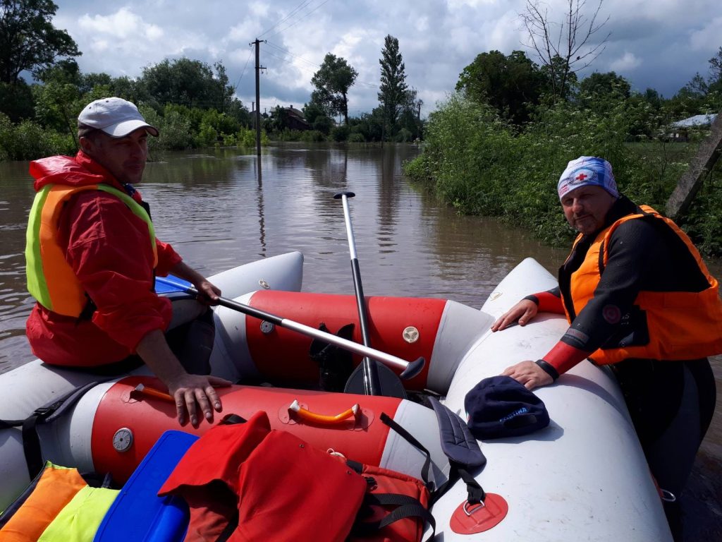 На катерах проти течії. Як прикарпатські волонтери рятували людей під час повені ФОТО